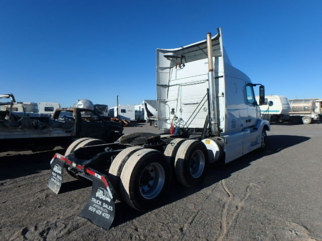 4V4NC9TG39N268359 - 2009 VOLVO VN VNL WHITE photo 4