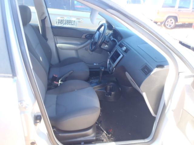 1FAFP37N46W183536 - 2006 FORD FOCUS ZX5 GRAY photo 5
