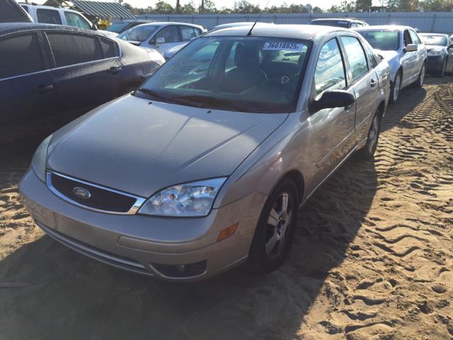 1FAFP34N06W134774 - 2006 FORD FOCUS ZX4 GOLD photo 2
