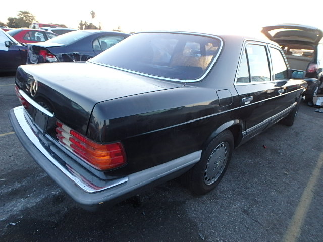 WDBCA24D3MA608323 - 1991 MERCEDES-BENZ 300 SE BLACK photo 4