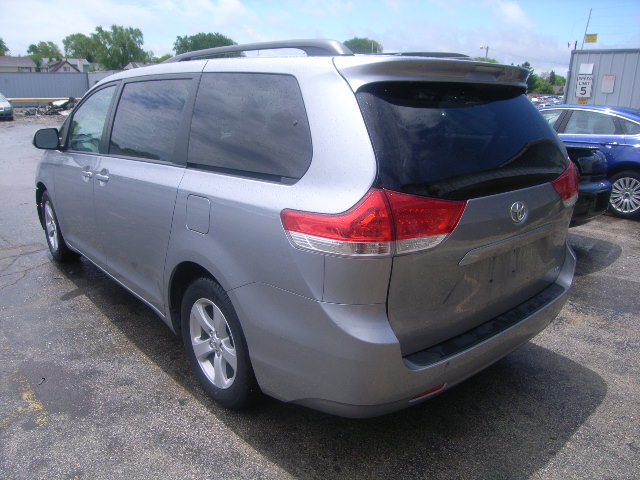 5TDKK3DC6DS308477 - 2013 TOYOTA SIENNA LE GRAY photo 3