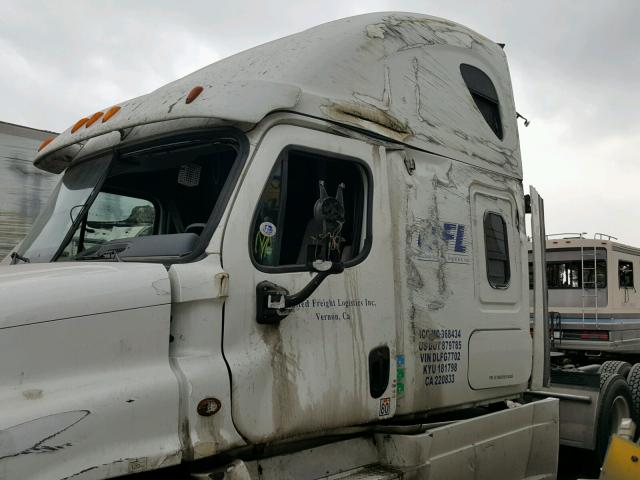 1FUJGLDR7DLFG7702 - 2013 FREIGHTLINER CASCADIA 1 Weiß Foto 9