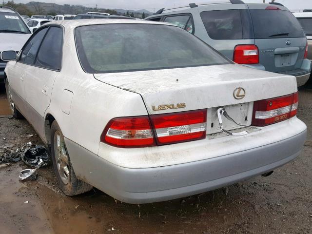 JT8BF28G3Y5085630 - 2000 LEXUS ES 300 WHITE photo 3