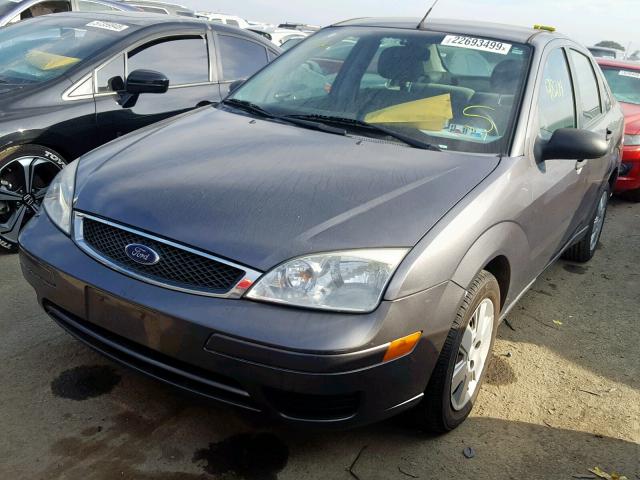 1FAHP34N26W254715 - 2006 FORD FOCUS ZX4 GRAY photo 2