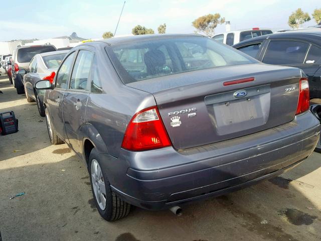 1FAHP34N26W254715 - 2006 FORD FOCUS ZX4 GRAY photo 3