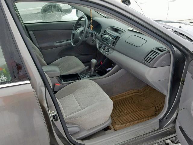 JTDBE32K420082392 - 2002 TOYOTA CAMRY LE GRAY photo 5