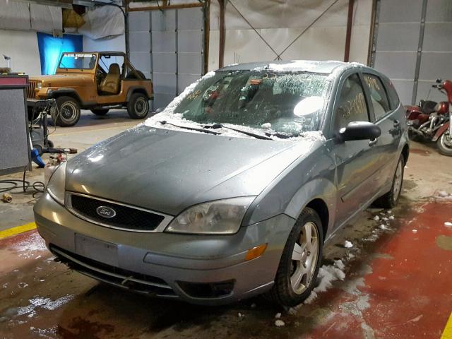 3FAFP37N15R126289 - 2005 FORD FOCUS ZX5 GRAY photo 2