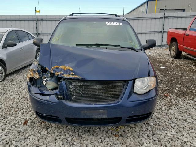 2C4GP54L55R456469 - 2005 CHRYSLER TOWN&COUNT BLUE photo 9