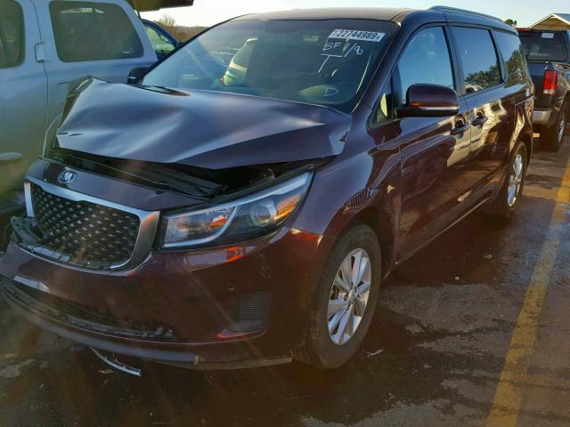 KNDMB5C12H6304890 - 2017 KIA SEDONA LX MAROON photo 2