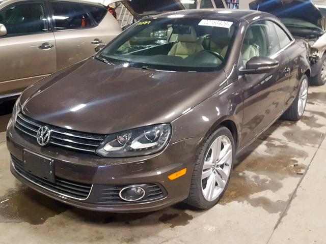 WVWFW8AHXDV009339 - 2013 VOLKSWAGEN EOS LUX 棕色 照片 2