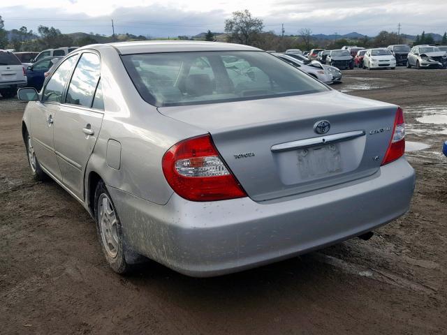 4T1BF30K02U526341 - 2002 TOYOTA CAMRY LE 银色 照片 3