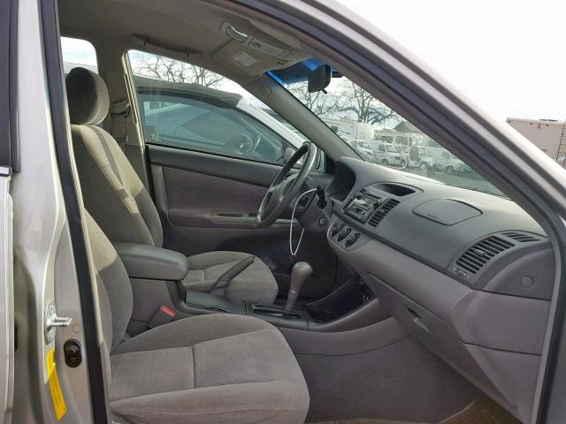 4T1BF30K02U526341 - 2002 TOYOTA CAMRY LE 银色 照片 5