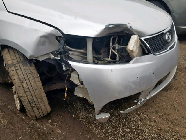 KNAFU4A24A5235587 - 2010 KIA FORTE EX SILVER photo 9