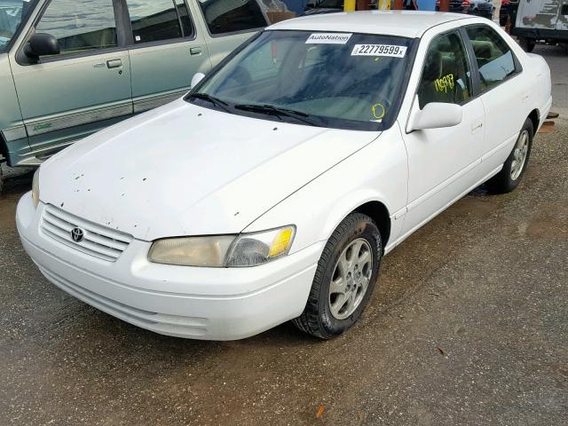 JT2BF28K8X0173230 - 1999 TOYOTA CAMRY LE WHITE photo 2