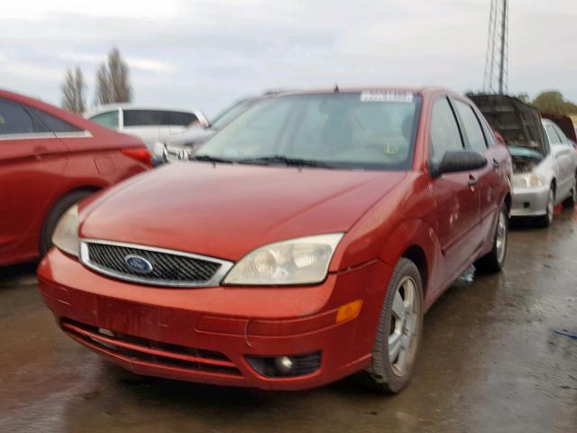 1FAFP34N05W151928 - 2005 FORD FOCUS ZX4 RED photo 2