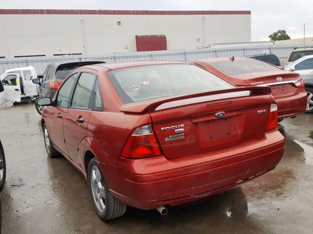 1FAFP34N05W151928 - 2005 FORD FOCUS ZX4 RED photo 3