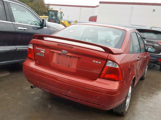 1FAFP34N05W151928 - 2005 FORD FOCUS ZX4 RED photo 4