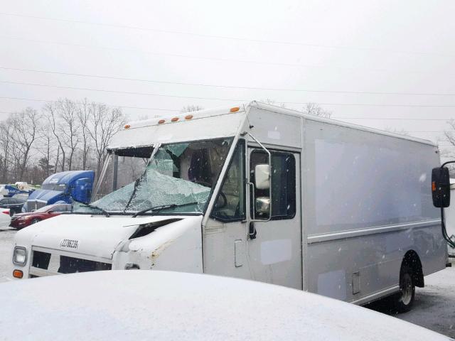 4UZAAPBW56CV95734 - 2006 FREIGHTLINER CHASSIS M WHITE photo 2