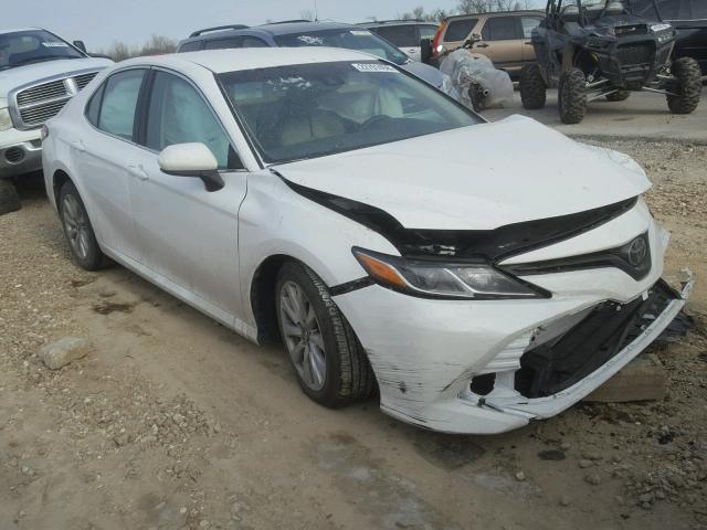 4T1B11HKXJU529527 - 2018 TOYOTA CAMRY L WHITE photo 1