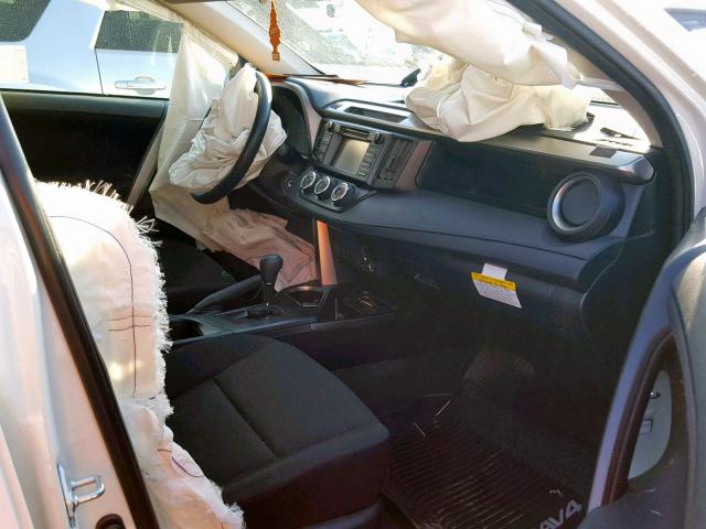 JTMZFREV1HJ139980 - 2017 TOYOTA RAV4 LE Ақ фото 5