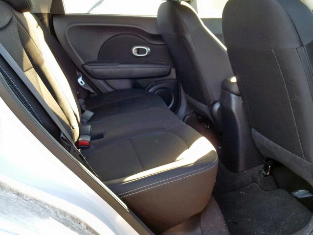KNDJN2A2XG7354269 - 2016 KIA SOUL WHITE photo 6