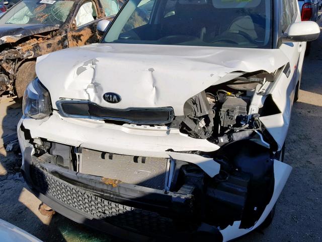 KNDJN2A2XG7354269 - 2016 KIA SOUL WHITE photo 7