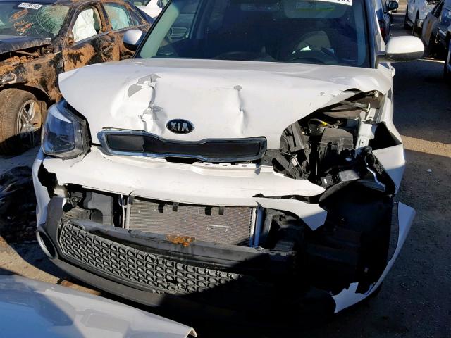 KNDJN2A2XG7354269 - 2016 KIA SOUL WHITE photo 9