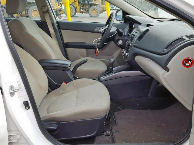 KNAFU5A23D5743995 - 2013 KIA FORTE EX WHITE photo 5