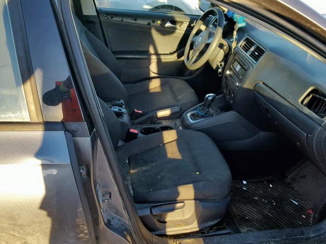 3VW2K7AJ9EM304657 - 2014 VOLKSWAGEN JETTA BASE GRAY photo 5