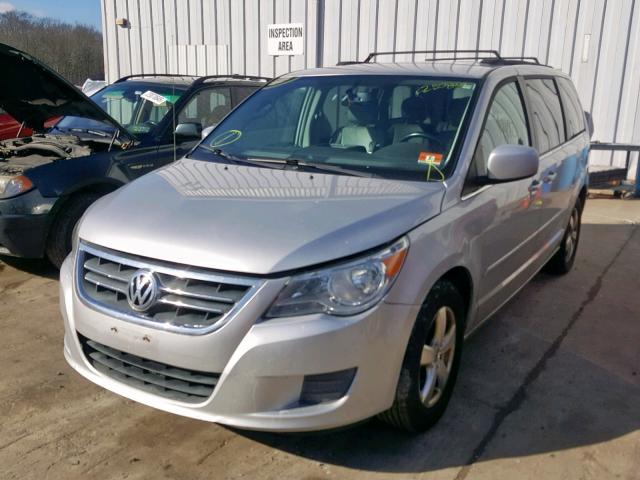 2V4RW3DGXBR717129 - 2011 VOLKSWAGEN ROUTAN SE SILVER photo 2