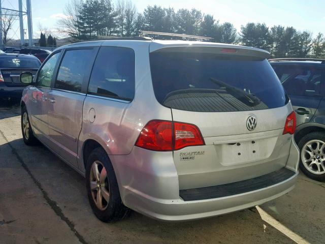 2V4RW3DGXBR717129 - 2011 VOLKSWAGEN ROUTAN SE SILVER photo 3