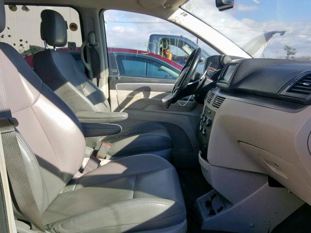 2V4RW3DGXBR717129 - 2011 VOLKSWAGEN ROUTAN SE SILVER photo 5