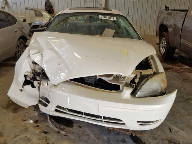 1FAFP56U45A249499 - 2005 FORD TAURUS SEL WHITE photo 9