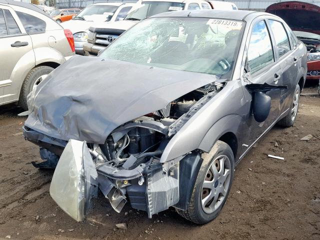 1FAHP34N15W312425 - 2005 FORD FOCUS ZX4 GRAY photo 2