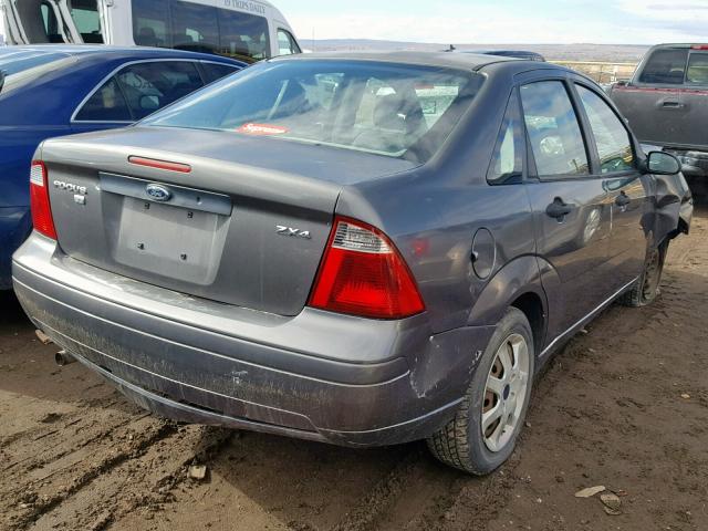 1FAHP34N15W312425 - 2005 FORD FOCUS ZX4 GRAY photo 4