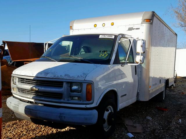 1GBJG31R3Y1152654 - 2000 CHEVROLET EXPRESS G3 WHITE photo 2