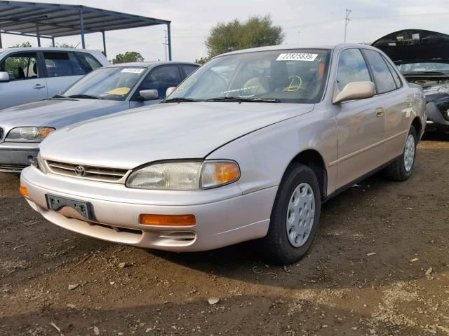 4T1BG12K3TU743978 - 1996 TOYOTA CAMRY DX TAN photo 2