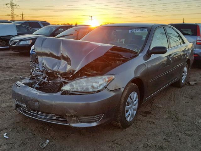 JTDBE32K353030464 - 2005 TOYOTA CAMRY LE ნაცრისფერი ფოტო 2