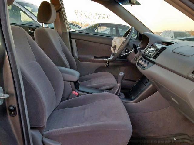 JTDBE32K353030464 - 2005 TOYOTA CAMRY LE ნაცრისფერი ფოტო 5