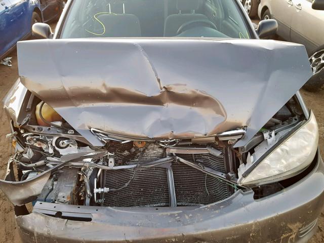 JTDBE32K353030464 - 2005 TOYOTA CAMRY LE ნაცრისფერი ფოტო 7