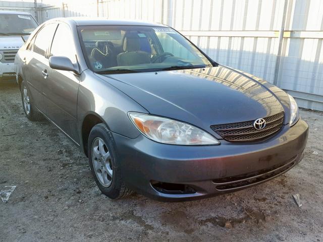 JTDBE32K220124512 - 2002 TOYOTA CAMRY LE GRAY photo 1