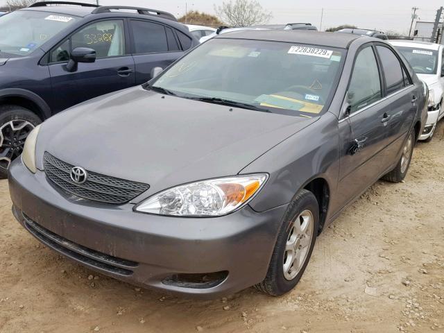 JTDBE32K220124512 - 2002 TOYOTA CAMRY LE GRAY photo 2