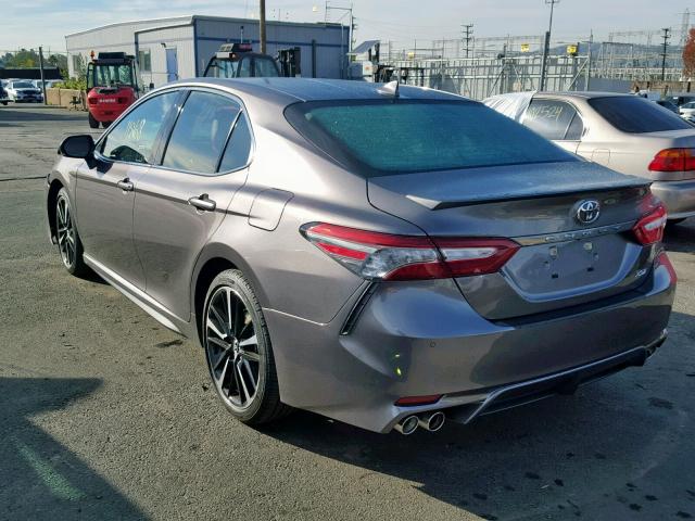 4T1B61HK0JU067903 - 2018 TOYOTA CAMRY XSE GRAY photo 3