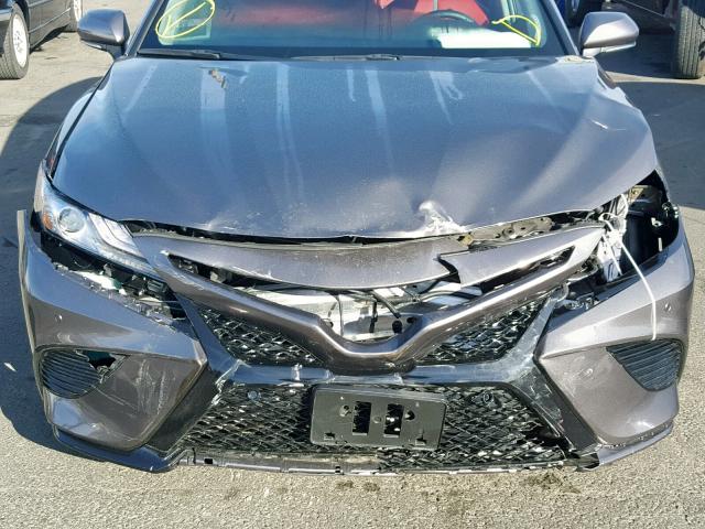 4T1B61HK0JU067903 - 2018 TOYOTA CAMRY XSE GRAY photo 9