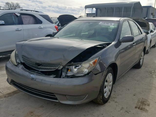 4T1BE32K55U970383 - 2005 TOYOTA CAMRY LE GRAY photo 2