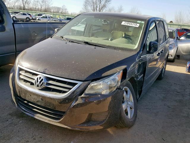 2V4RW3D18AR294643 - 2010 VOLKSWAGEN ROUTAN SE BLACK photo 2