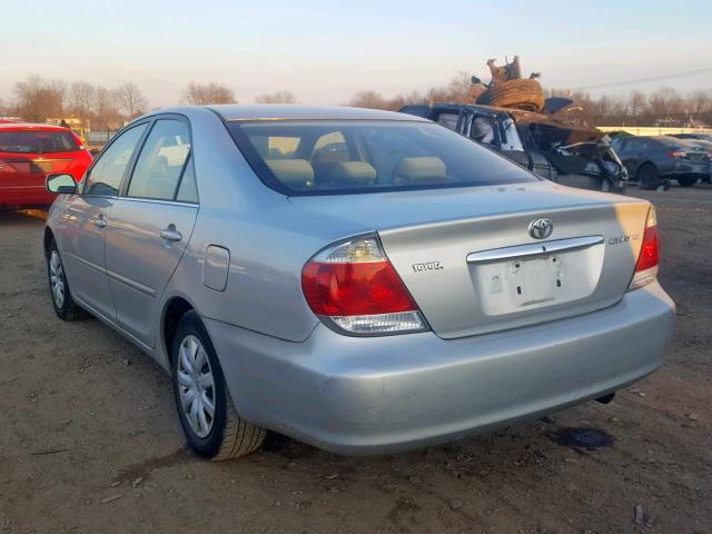 4T1BE32K85U569555 - 2005 TOYOTA CAMRY LE ვერცხლისფერი ფოტო 3