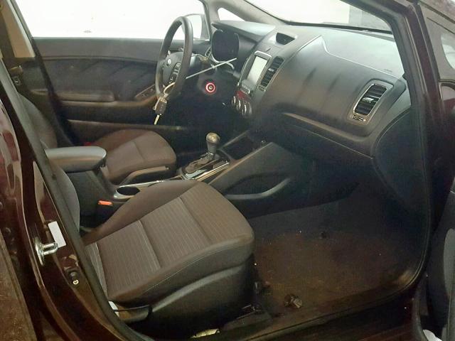 3KPFL4A77JE198945 - 2018 KIA FORTE LX Negro foto 5