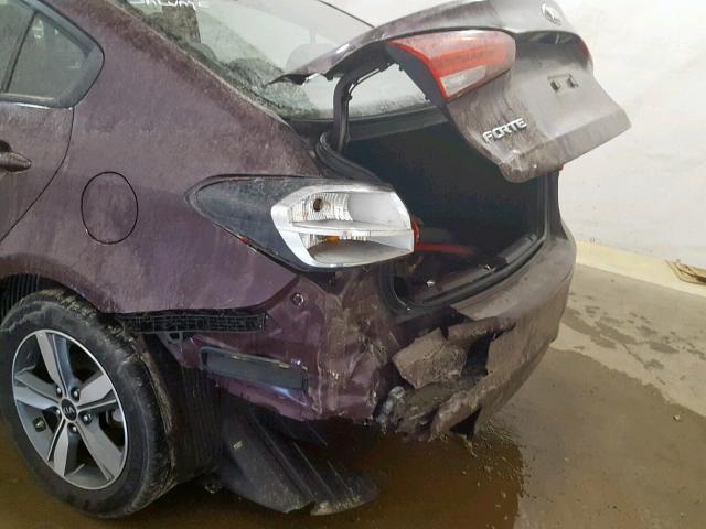 3KPFL4A77JE198945 - 2018 KIA FORTE LX Negro foto 9