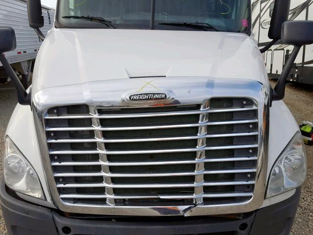 1FUJGLDR1CSBF8843 - 2012 FREIGHTLINER CASCADIA 1 WHITE photo 7